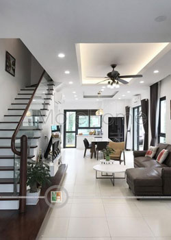  Cầu thang gỗ đẹp kết hợp mặt bậc gỗ tự nhiên với kính cường lực hiện đại biệt thự Vinhomes Thăng Long